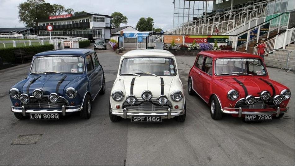 Greenlight The Italian Job (1969) - 1967 Austin Mini Cooper S 1275 MkI - Blue with Black Leather Straps Solid Pack - Thumbnail