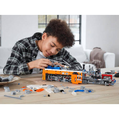 LEGO Technic Ağır Yük Çekici Kamyonu