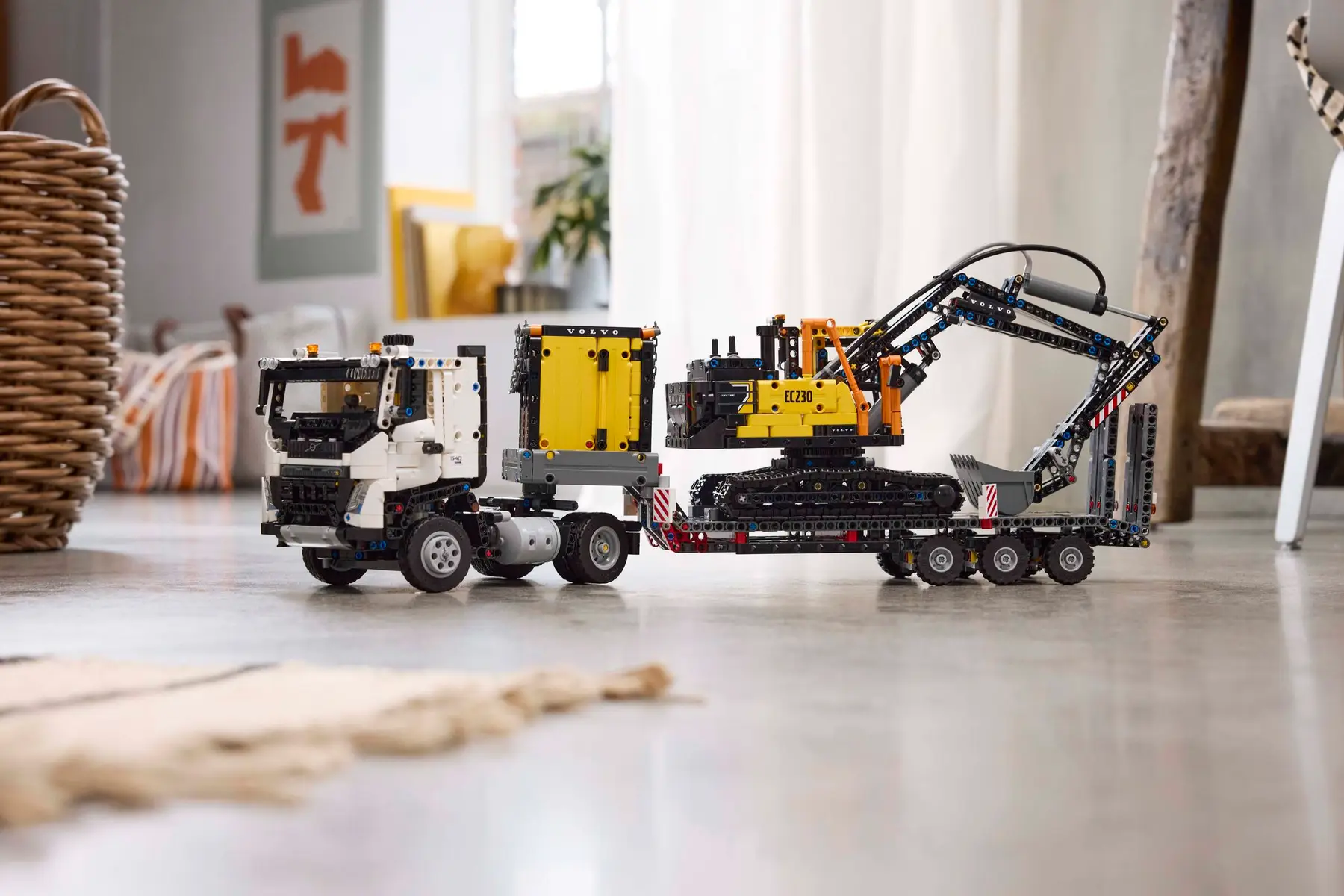 Lego Technic Volvo FMX Kamyon ve EC230 Elektrikli Ekskavatör 42175 - Thumbnail